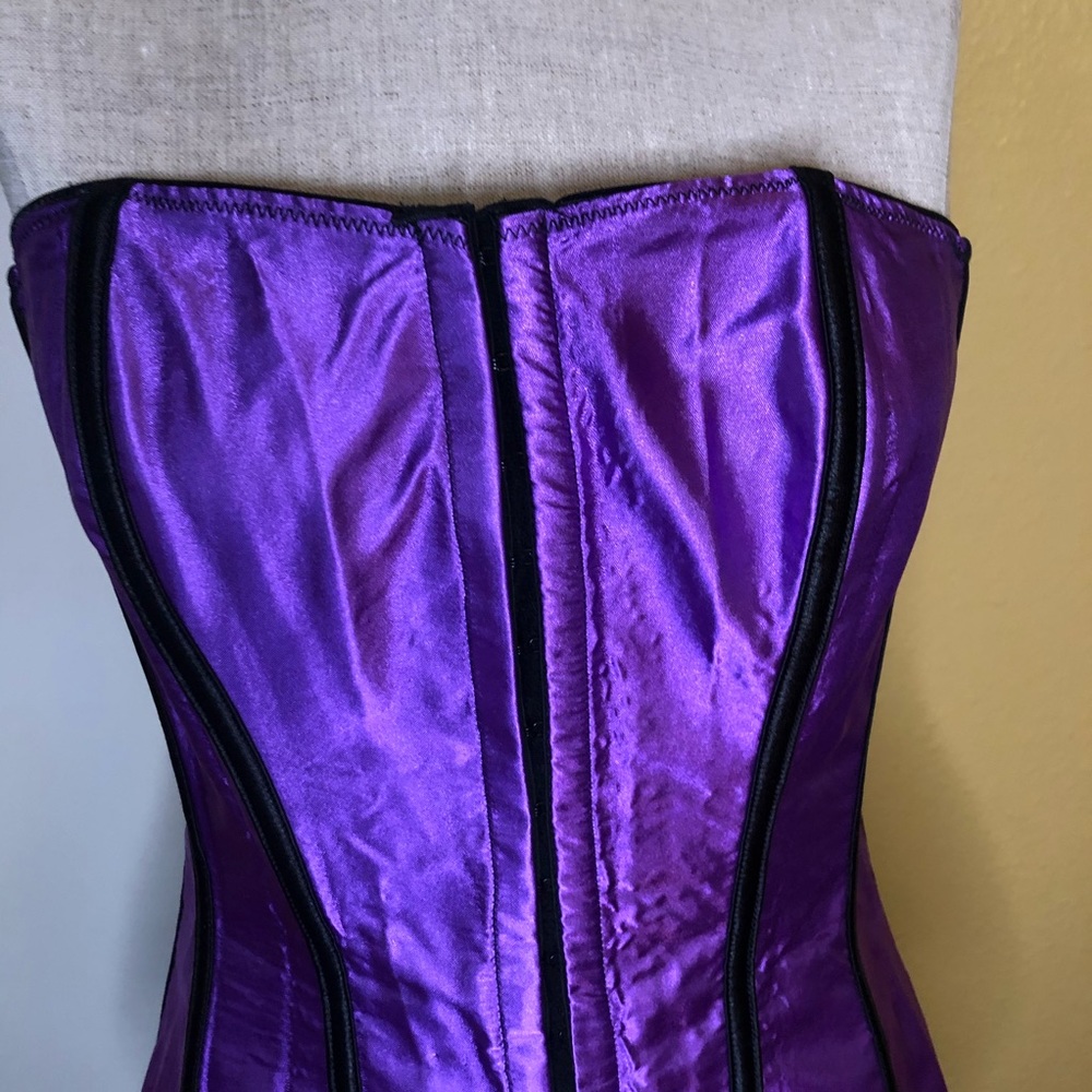 Corset - Picture 2 of 4